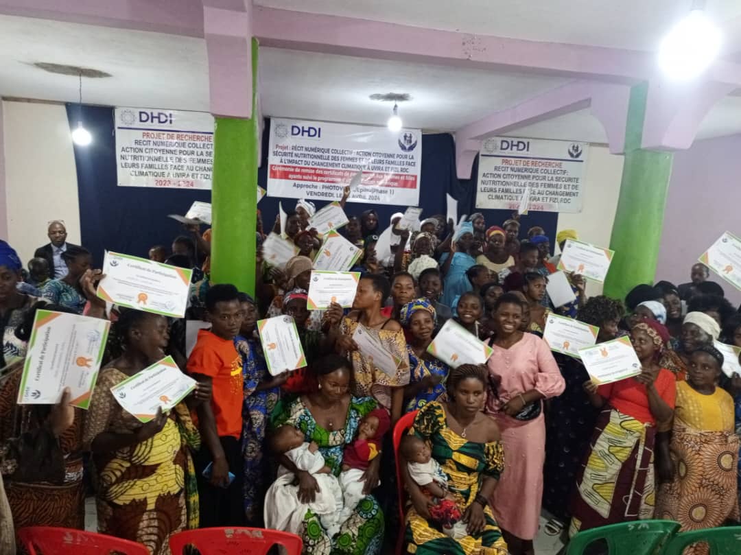 Cérémonie de Remise des certificats à 95 femmes et Filles dans 4 aires de santé de la Zone de santé d’Uvira dans le programme d’Alphabétisation Numérique aux femmes et filles